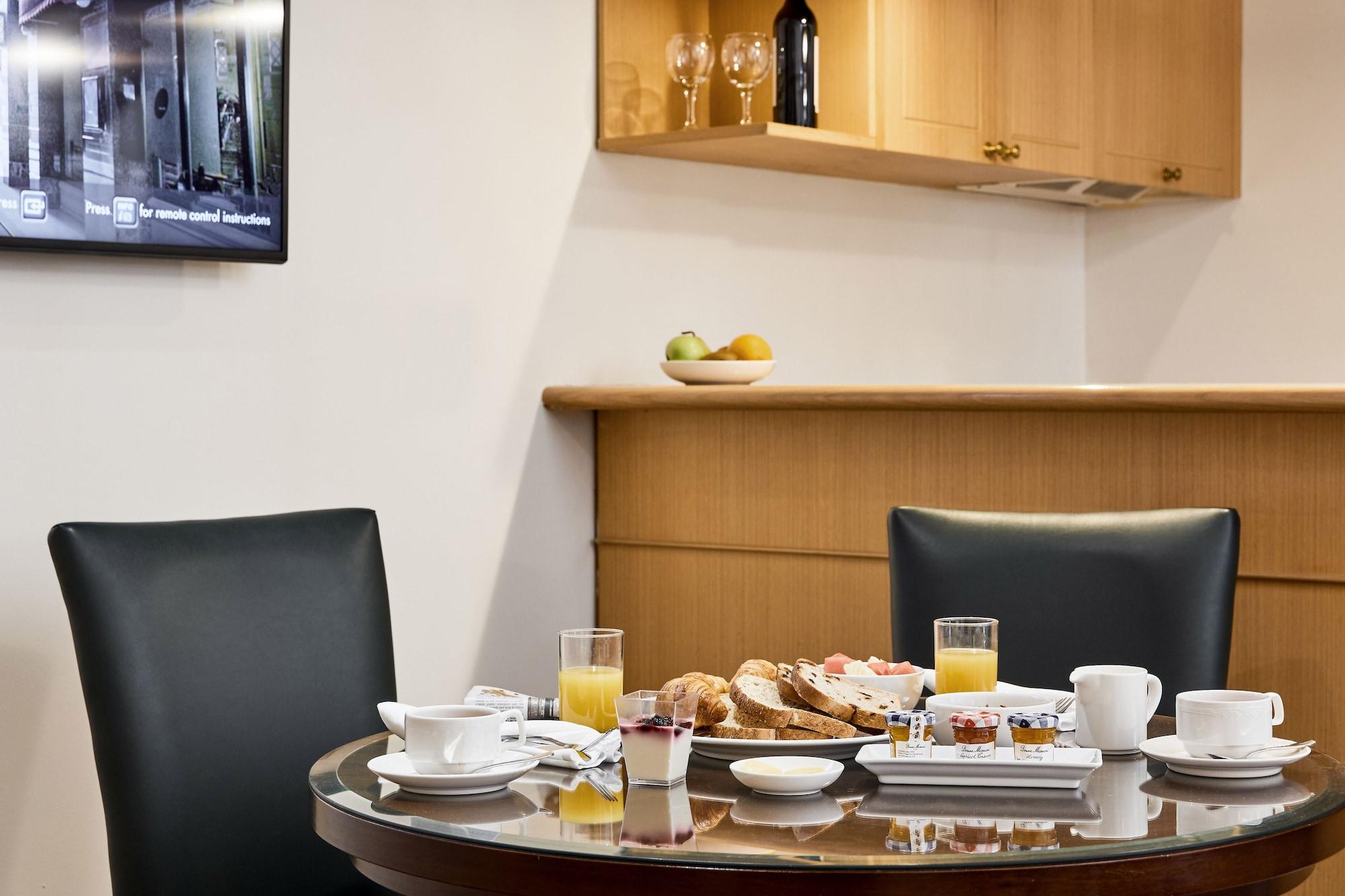 Stamford Plaza Melbourne Ξενοδοχείο Εξωτερικό φωτογραφία The photo shows a dining table set for breakfast or brunch. There are several food items displayed, including pastries and bread. Additionally, there are drinks, such as orange juice, served in glasses, and coffee in white cups. The table is round an