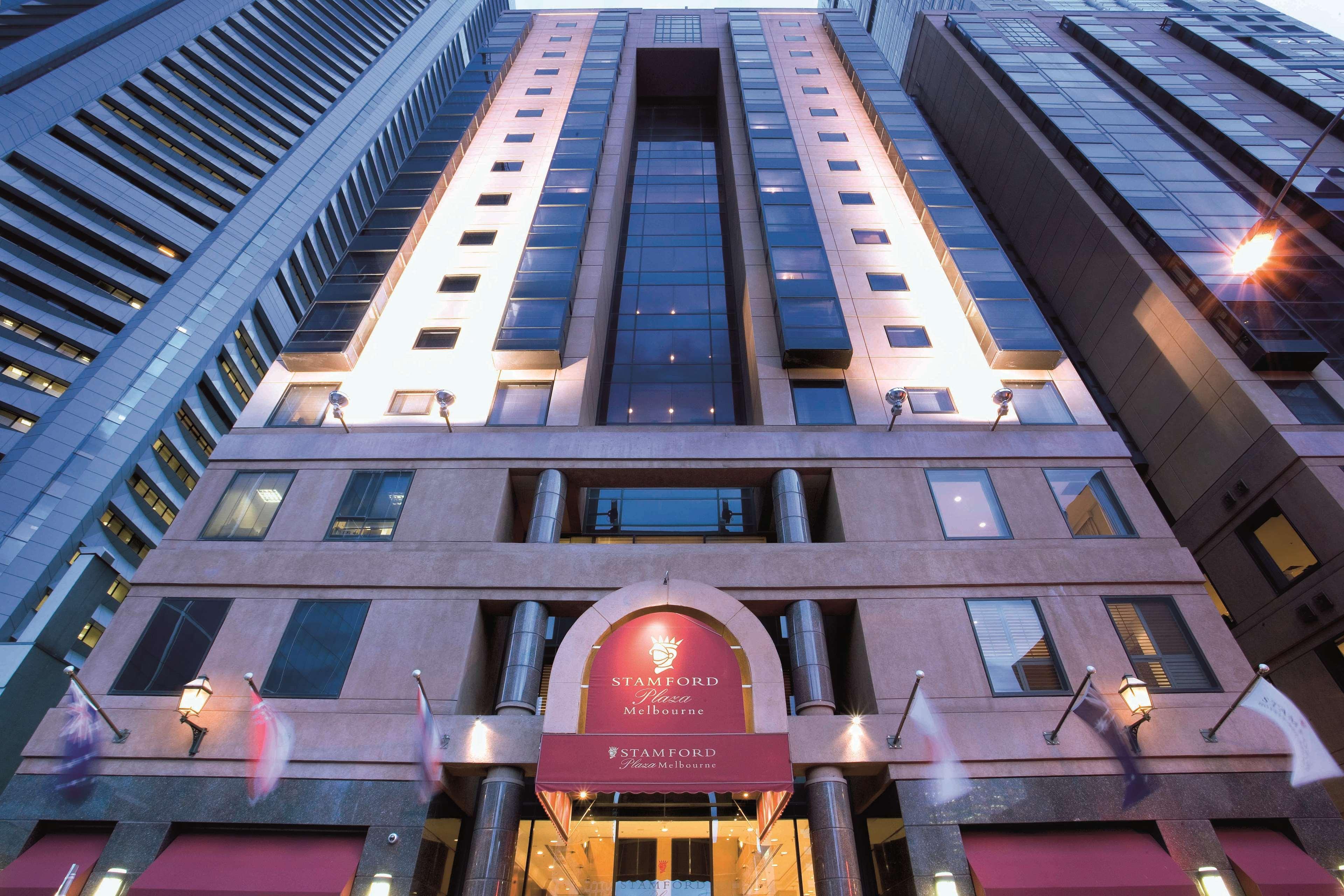 Stamford Plaza Melbourne Ξενοδοχείο Εξωτερικό φωτογραφία The photo shows the exterior of a modern hotel building. The structure appears tall and features a combination of glass and stone elements. Large windows are prominent, particularly in the center section, which suggests a contemporary architectural s