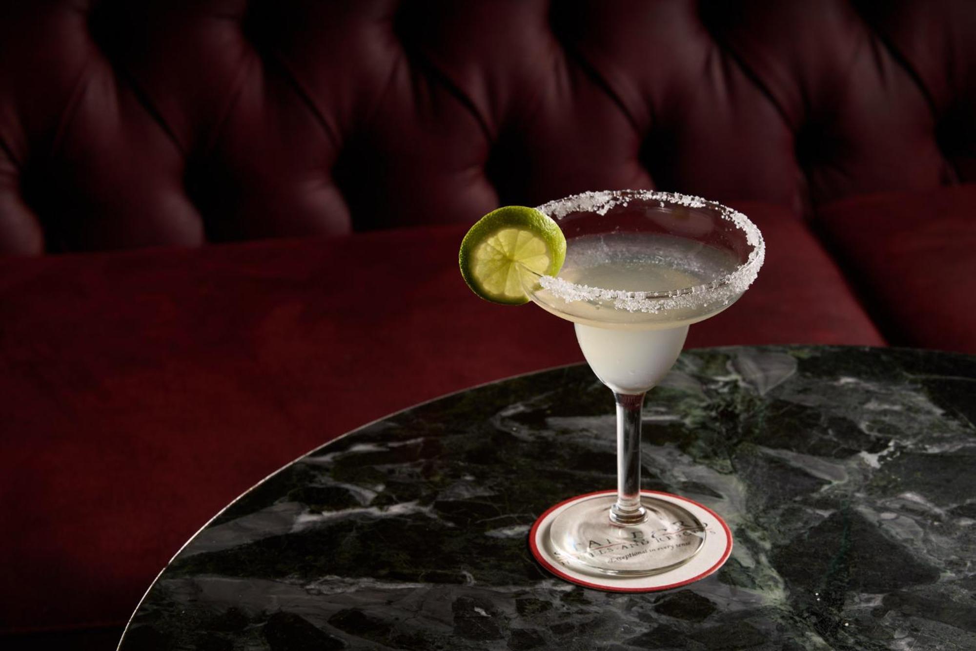 Stamford Plaza Melbourne Ξενοδοχείο Εξωτερικό φωτογραφία The photo shows a beautifully presented margarita cocktail served in a classic margarita glass. The drink is clear with a salt rim around the edge, and adorned with a slice of lime. The glass is placed on a dark green marble table, contrasting with a