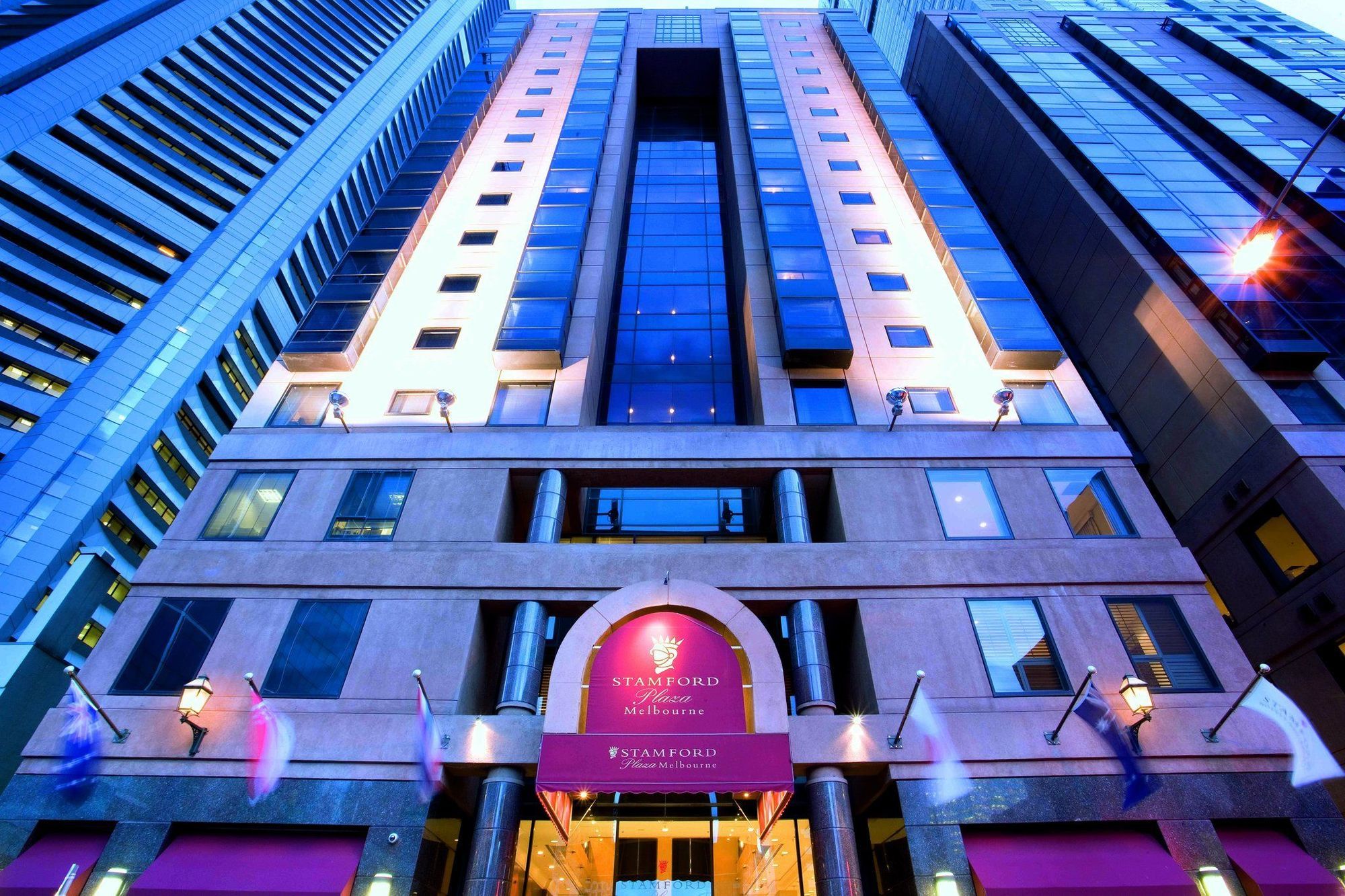 Stamford Plaza Melbourne Ξενοδοχείο Εξωτερικό φωτογραφία The photo shows the exterior of a hotel, likely a luxury or high-end establishment. The building features a modern architectural design with a combination of glass and stone. The entrance is marked by a prominent sign, and the facade is illuminated, 